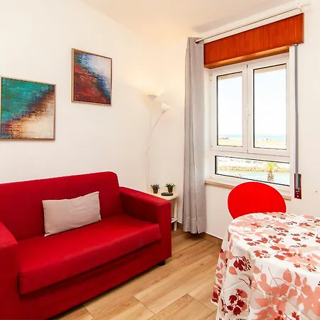 A38 - Rising Sun Top-floor Flat *