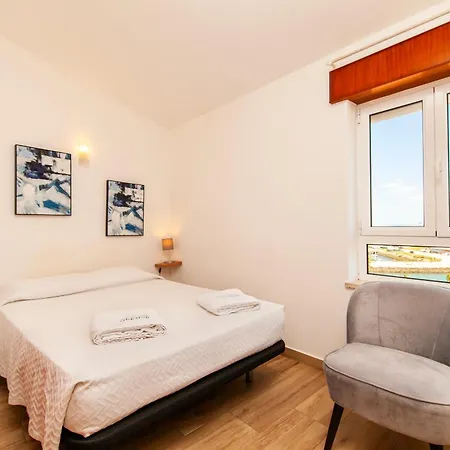 A38 - Rising Sun Top-floor Flat Apartment